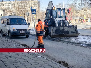 Улицу Центральную дорожные службы очистили от скопившегося мусора и песка