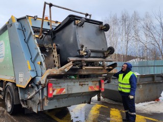 Мусоровоз в Пышлицах чуть не оторвал газовую трубу