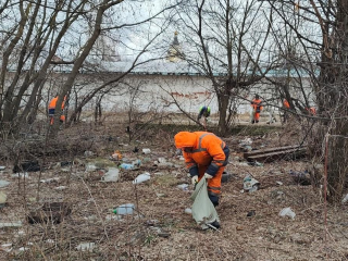 Три самосвала мусора вывезли с улицы Трудкоммуны в Дзержинском