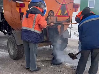 В Протвине на Железнодорожной залатают ямы на дороге