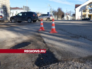 В Лотошине дорожники залатали 13 ям на Красноармейской улице
