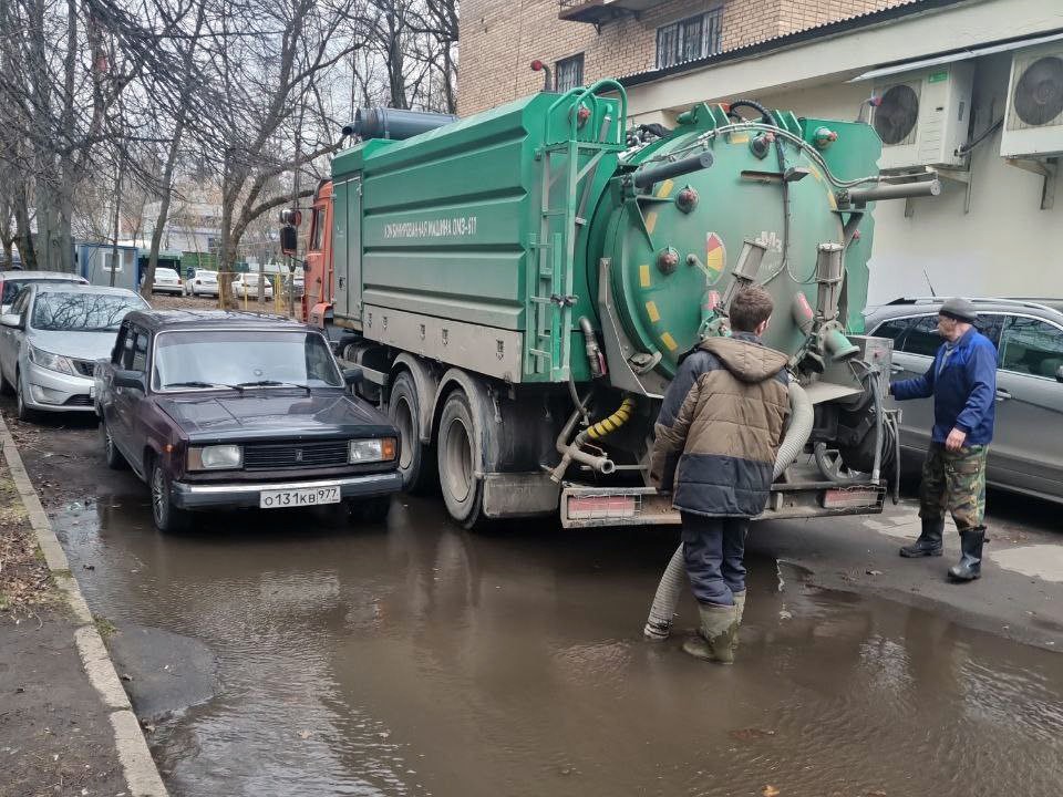 Образовавшуюся после дождя лужу откачали на Московском проспекте в Пушкино