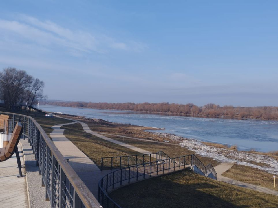 Большие промоины на Оке мешают спасателям добраться до рыбаков на льду