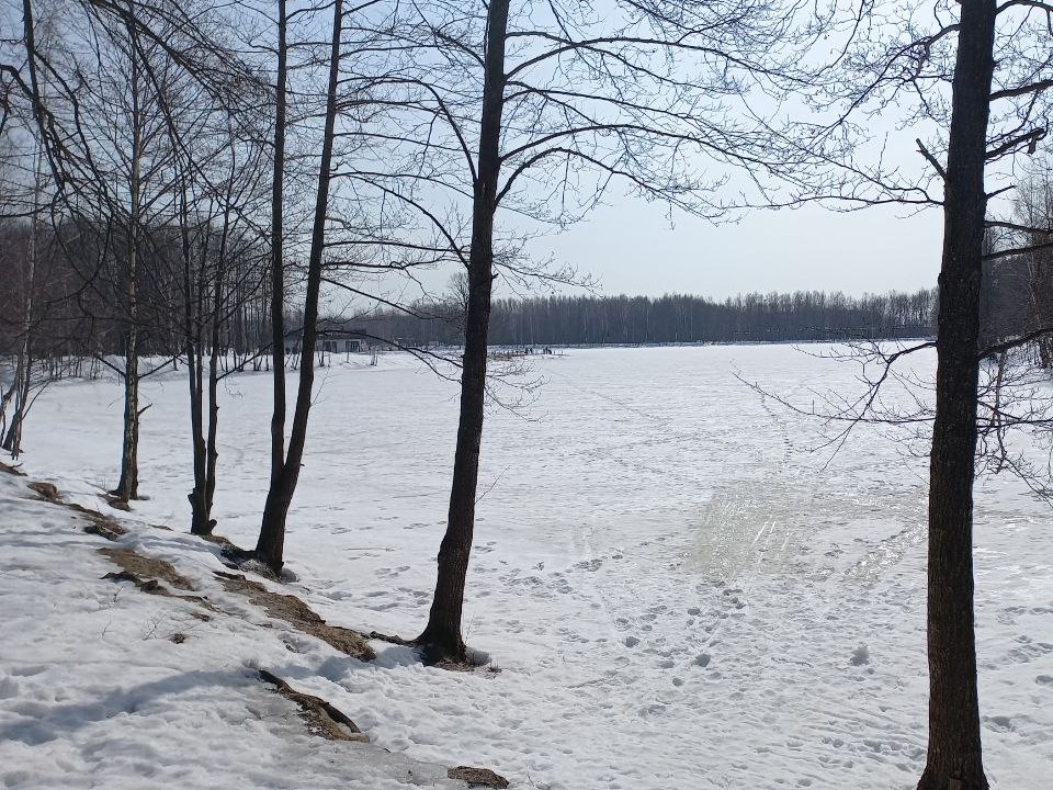 Смертельно опасно: лед на электростальских водоемах стал очень тонким