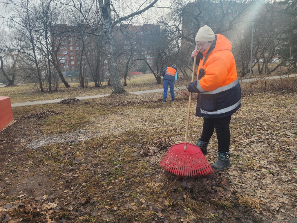 Дороги и газоны на бульваре Алябьева в Пущине очистили от сора после зимы