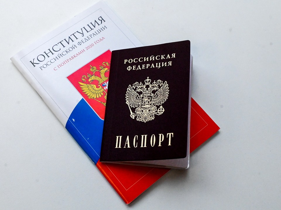 Шестнадцать паспортов вручил глава Богородского округа школьникам