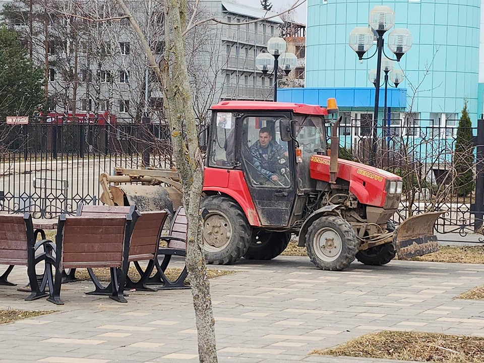 Коммунальщики в Волоколамске очищают улицы, дворы и памятники от зимнего мусора