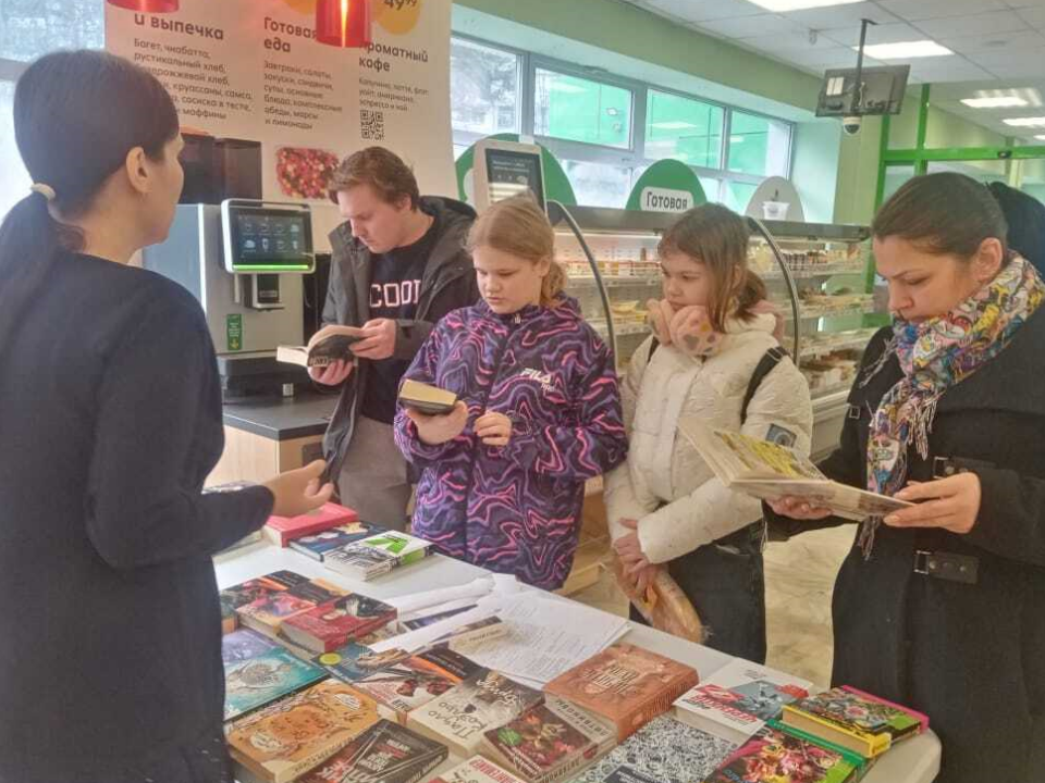 Протвинцы заказали книги разных жанров на выездной библиотеке