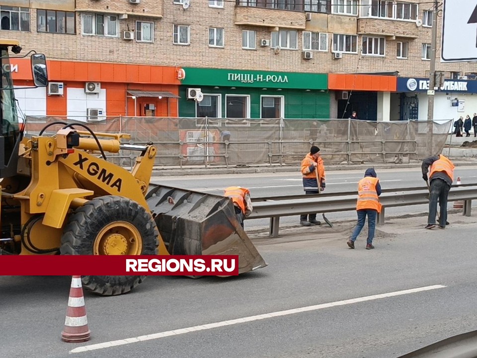 Дорожники очищают Щелково от скопившегося вдоль обочин песка