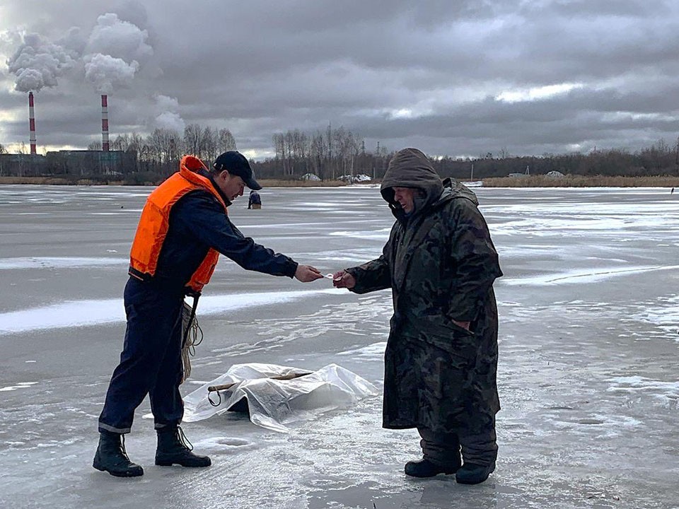 Спасатели Шатуры предупредили рыбаков о тонком льде