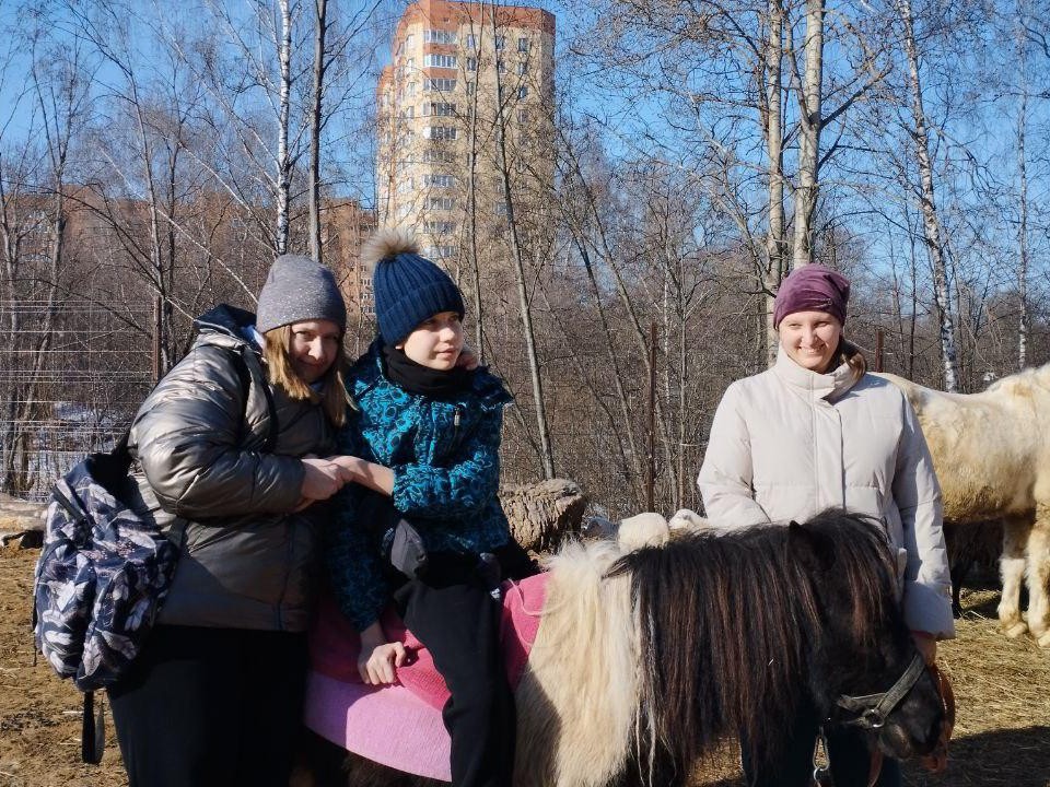 Ивантеевские дети пообщались в Пушкино с козами и прокатились на пони