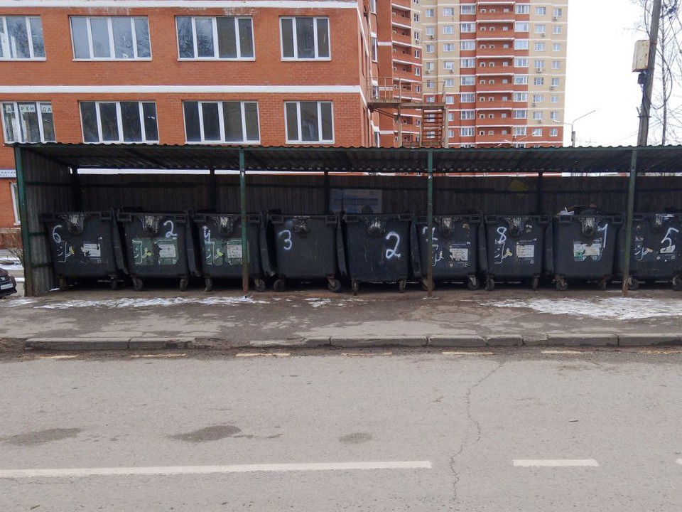 Мусор вывезли с переполненной контейнерной площадки в Красноармейске