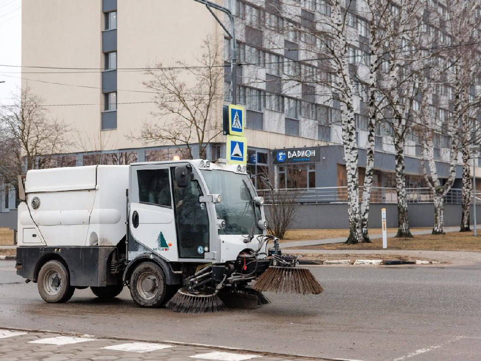 Три оживленные улицы в Дубне убрали от накопившегося мусора и пыли