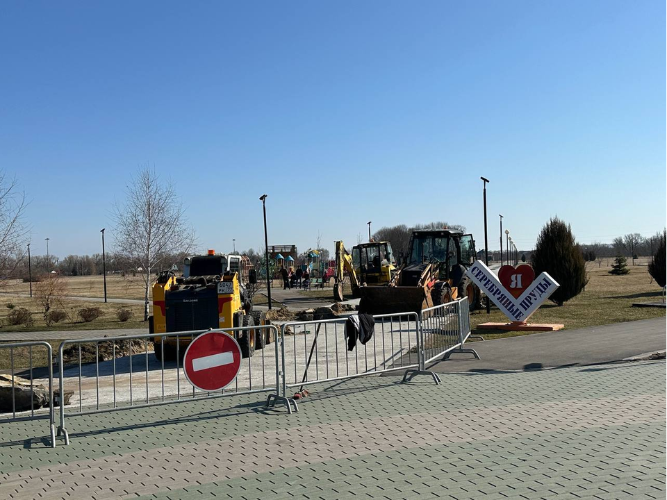 Центральную аллею городского парка Серебряных Прудов закрыли на ремонт