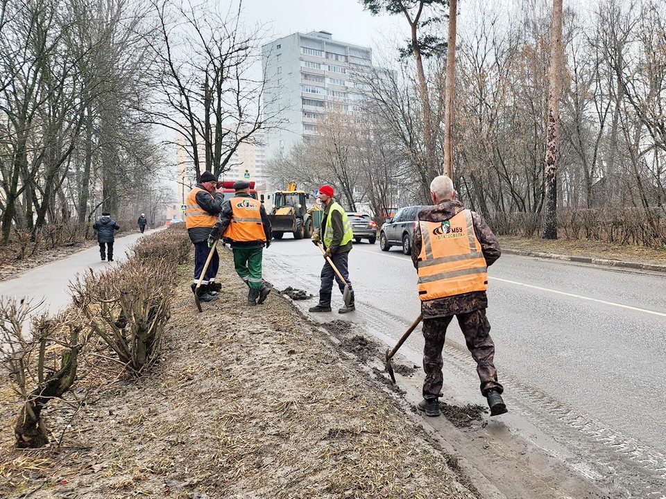 Более 120 рабочих и 30 машин убирают мусор на дорогах Ногинска