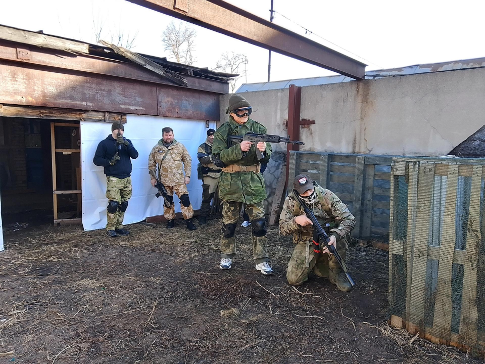 Павловопосадцев научили стрелять