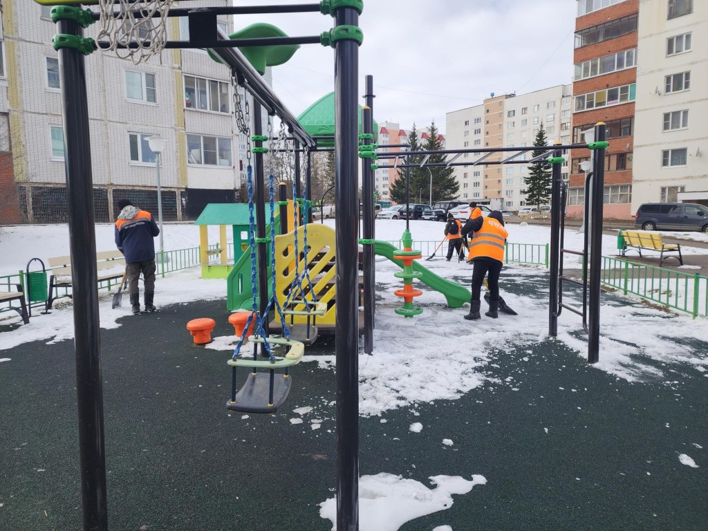 Коммунальщики очистили детские площадки в микрорайоне «Д» от грязи и наледи