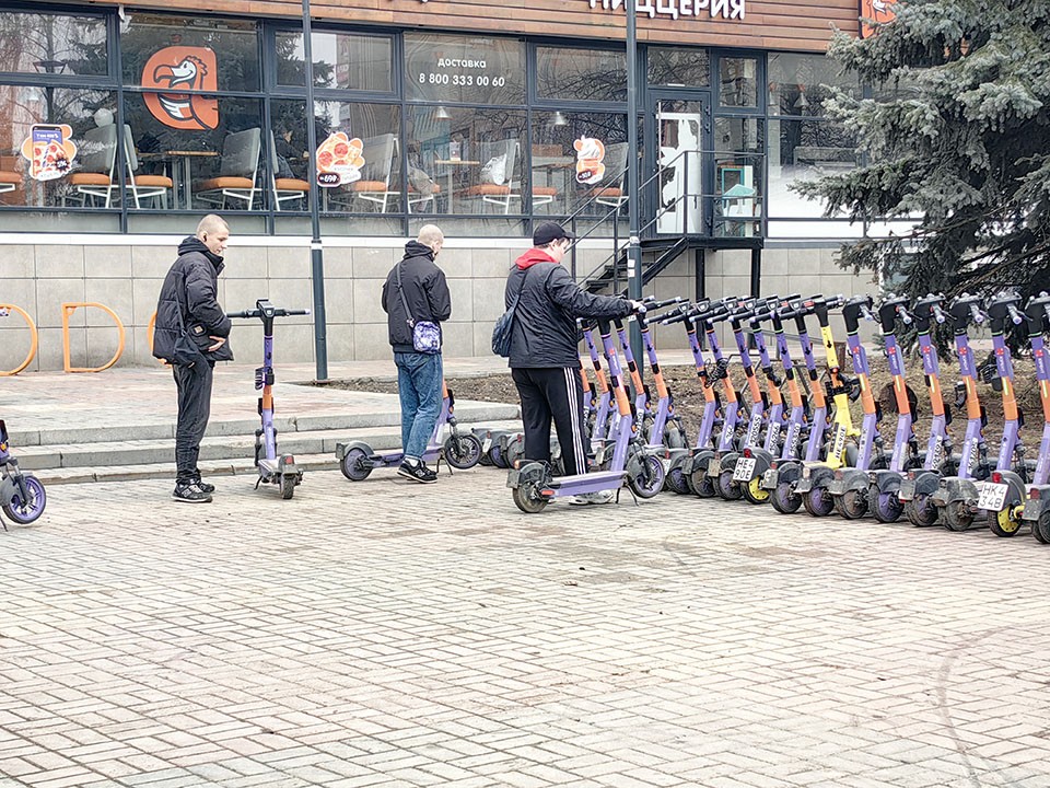 Автоэксперт рассказал, как спецпарковки помогут устранить свалки самокатов