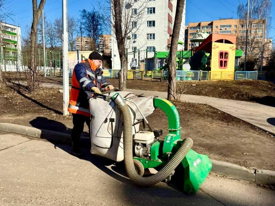 Собирать листву во дворах начнут с помощью пылесосов