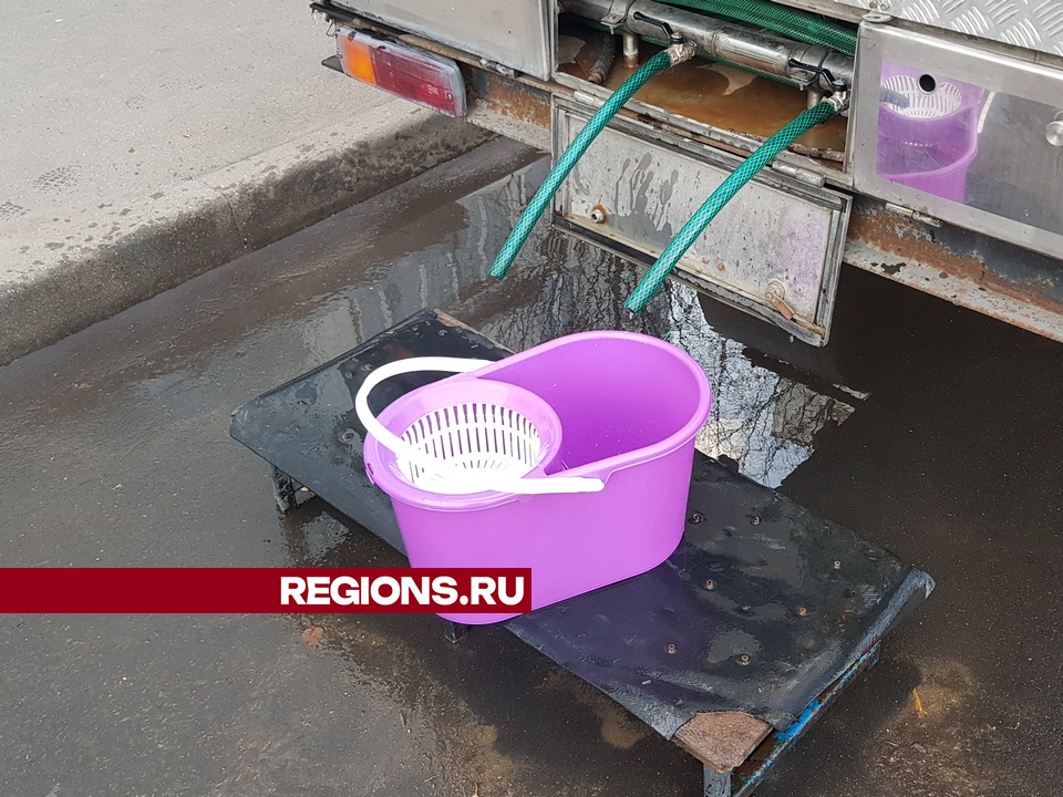 Во время ремонта водовода мытищинцы могут набрать воды в цистерне на 3-ей Новой