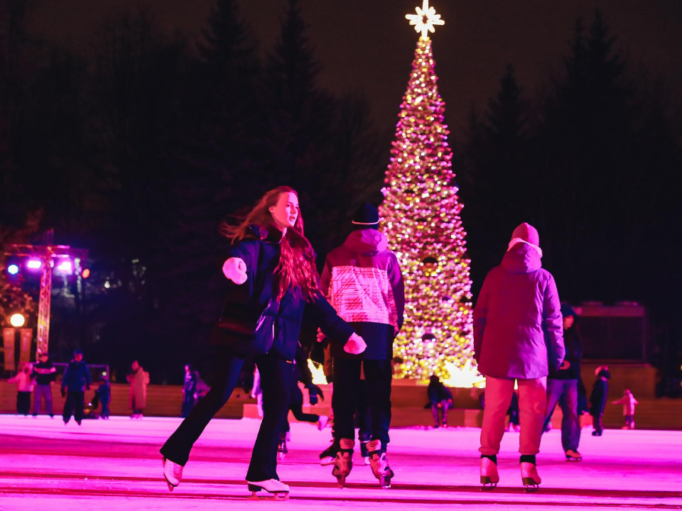 Стало известно, сколько человек посетили «Театральный» каток в этом сезоне