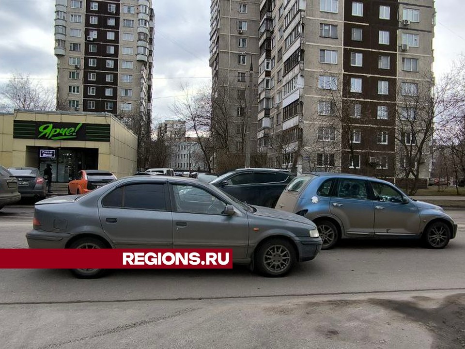 На улице Баженова столкнулись две легковушки