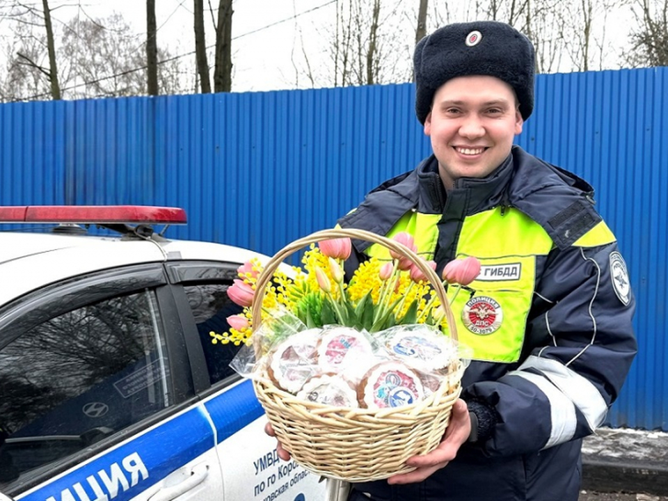 Королевские полицейские подарили цветы женщинам-водителям в честь 8 Марта