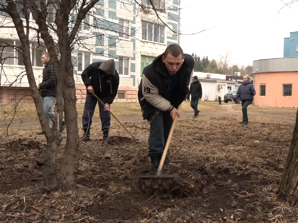 Будущие пожарные и медсестры взяли в руки метлы, чтобы навести чистоту в Дубне