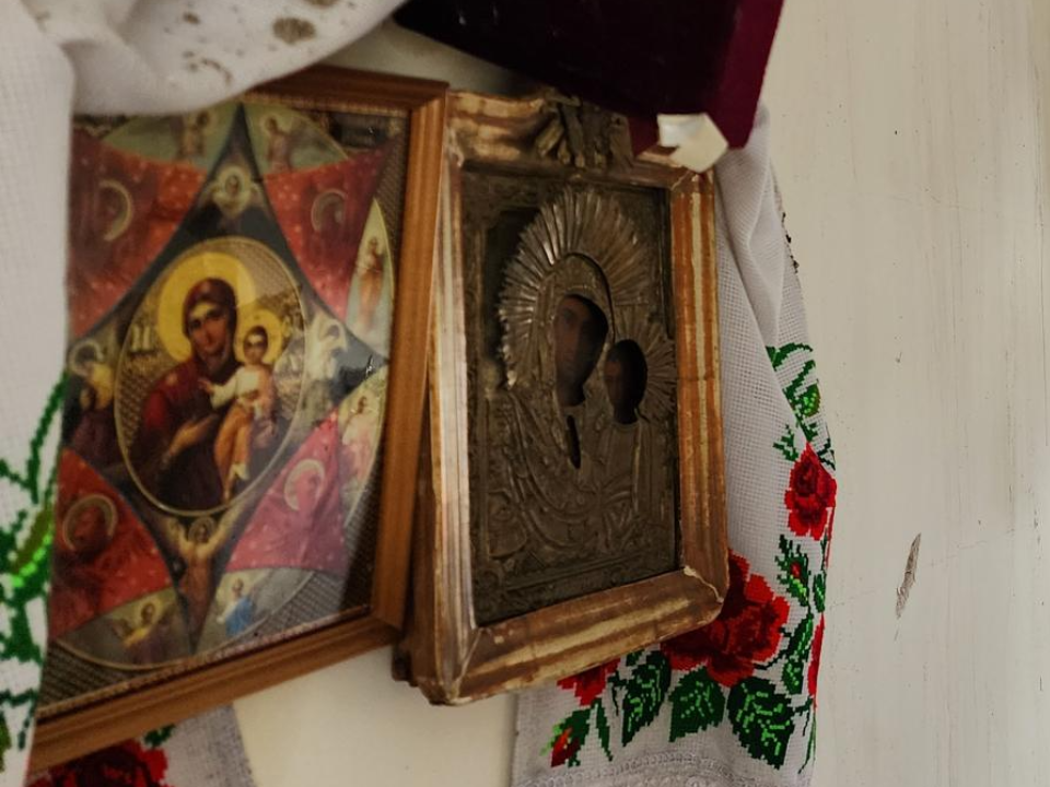 Стекла разбились, стены рухнули, но все иконы остались целы в квартире после атаки дрона ВСУ