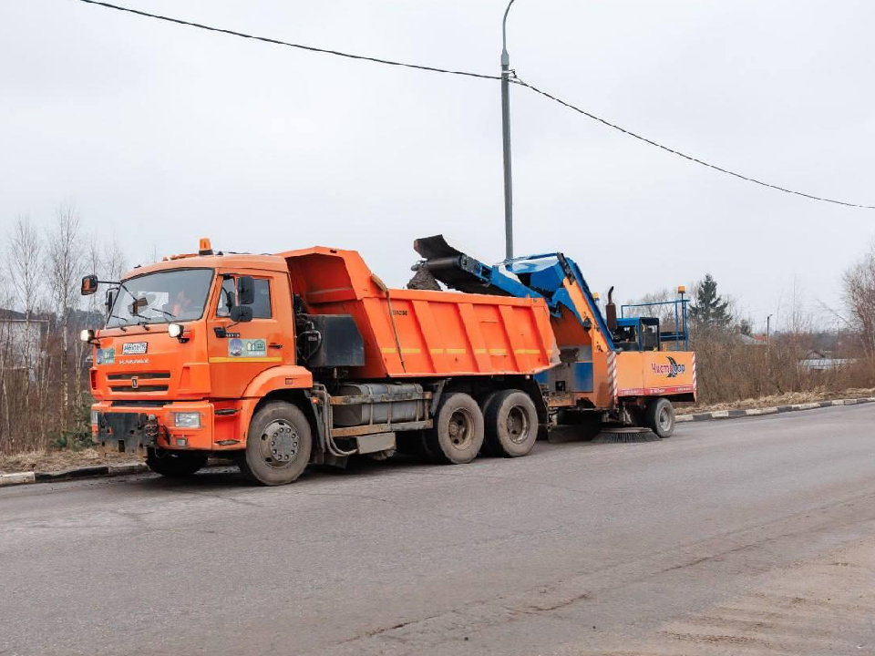 Десятки оживленных улиц убрали на совместных субботниках в Дубне за неделю