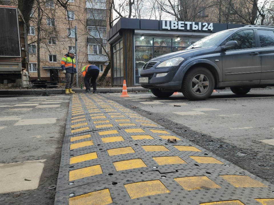 «Лежачий полицейский» установили на Ленинском проспекте по просьбам химчан