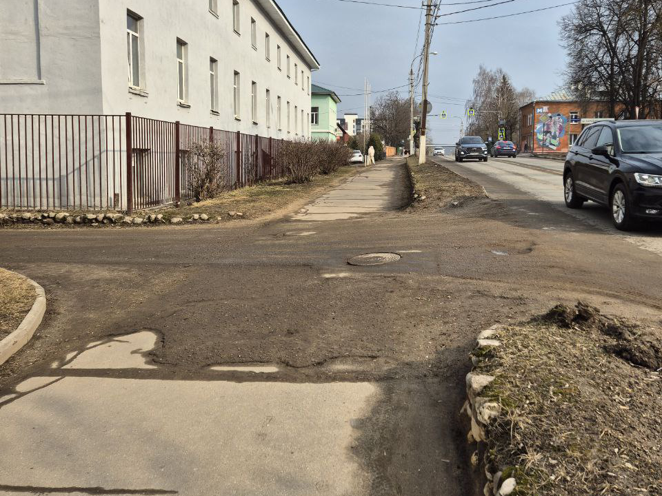 Опасная дыра в земле у Борисоглебского монастыря больше не угрожает дмитровчанам