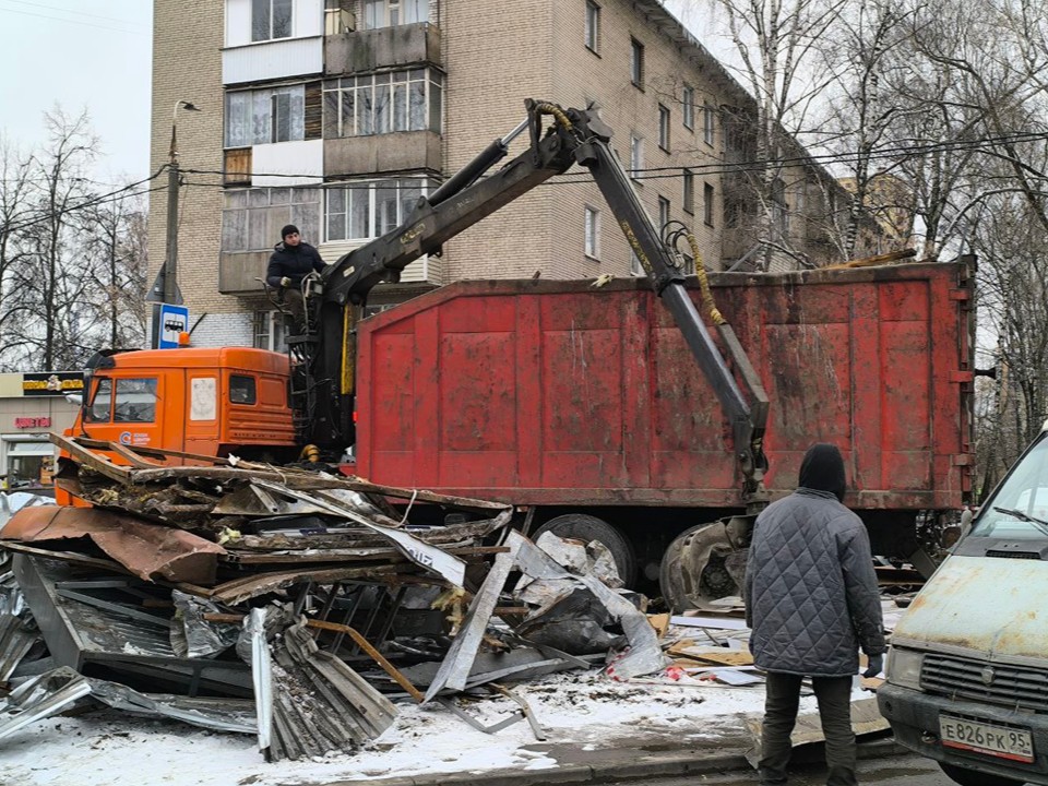 На улице Советской в Реутове демонтируют торговый павильон