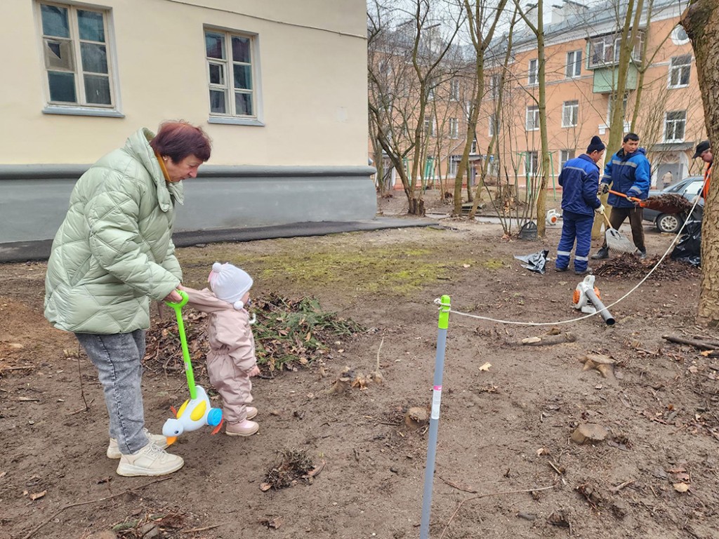 Дворники в Красноармейске убирают прошлогоднюю листву