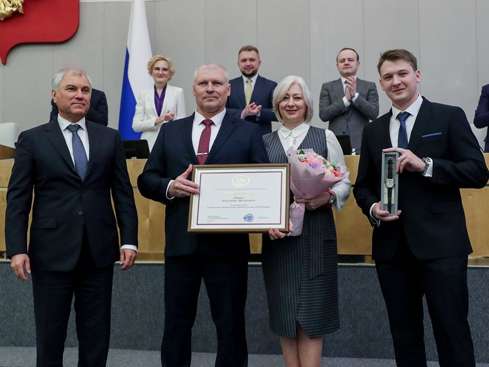 Сбившего вражеский БПЛА жителя Дулебина наградили в Госдуме