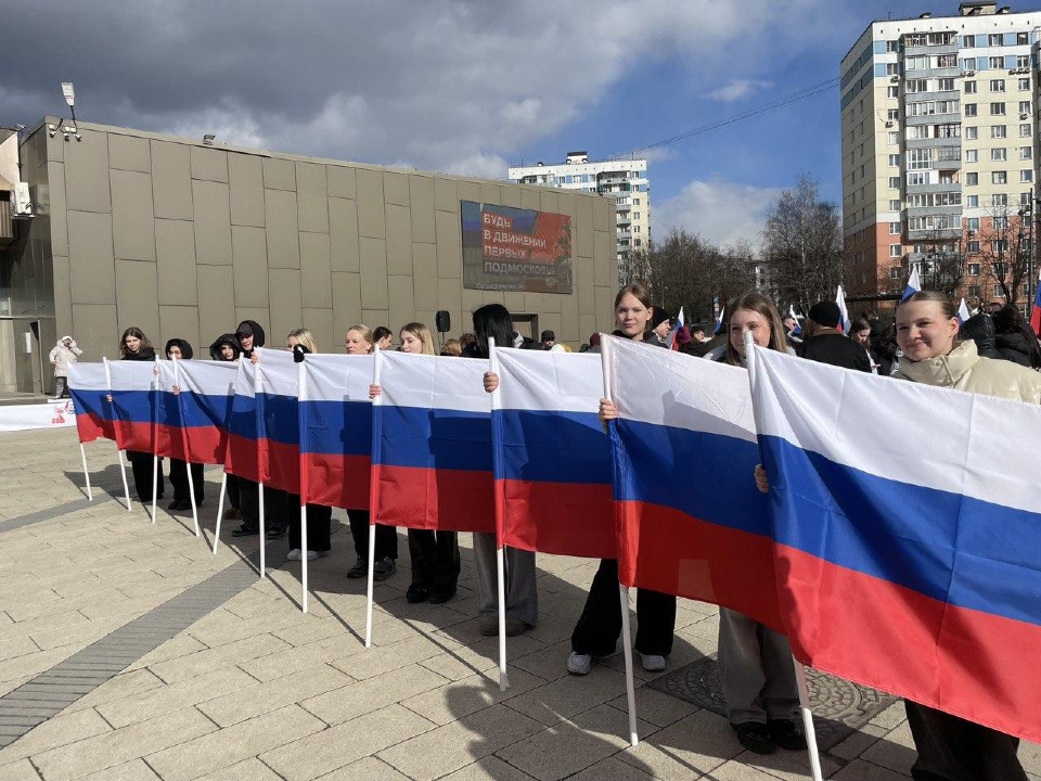 В Видном развернули 25-метровый флаг в честь Дня вхождения Крыма и Севастополя в состав РФ