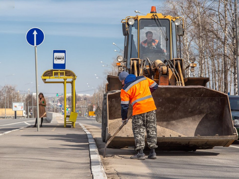 Дорожные службы Долгопрудного убрали мусор вдоль Нового шоссе