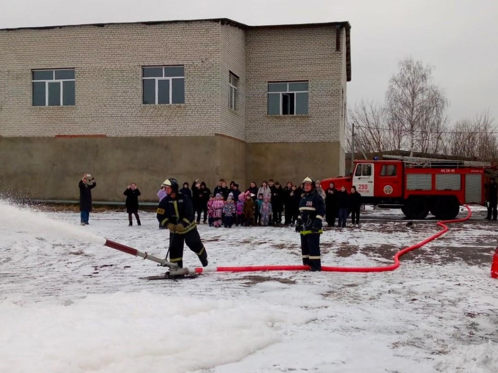 Столб пены запустили спасатели в Шатуре