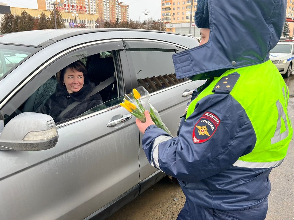 Автоледи получат цветы от сотрудников Госавтоинспекции