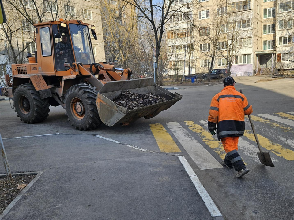 На ул. Осипенко от грязи и мусора очистили дорогу и тротуары