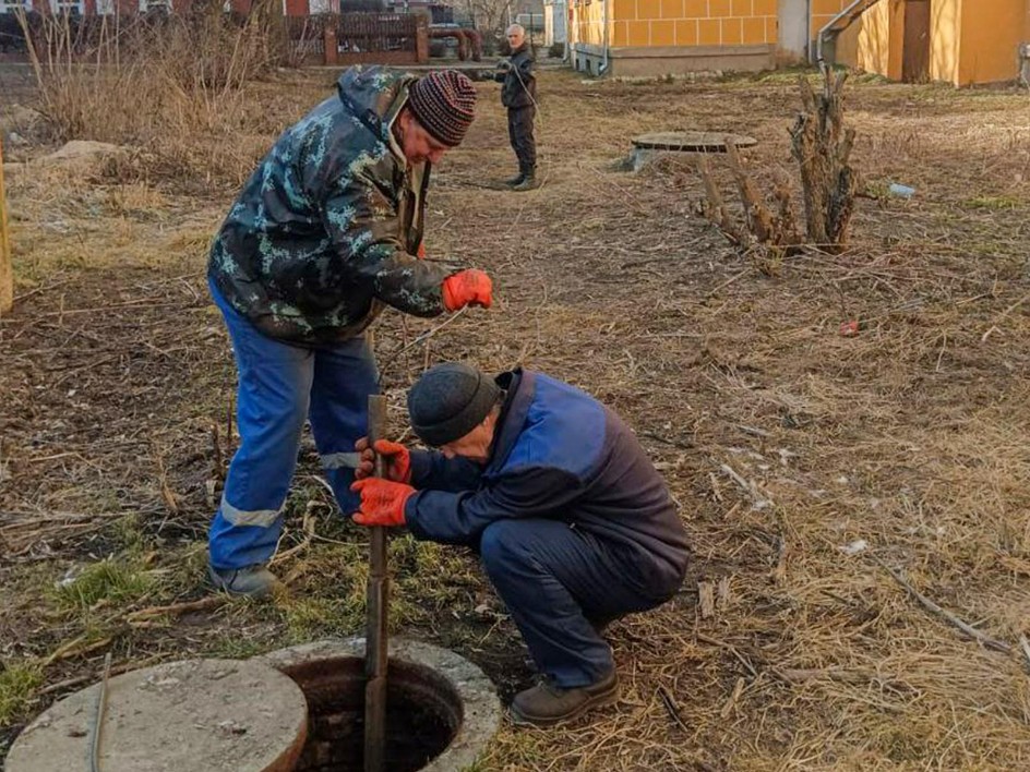 Специалисты коммунальных систем устранили сотни засоров