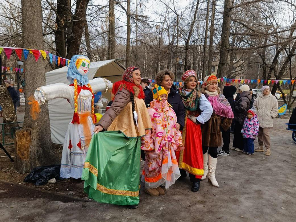 Блины, конкурсы и традиции: химкинский сквер «Сказка» превратился в центр народных гуляний