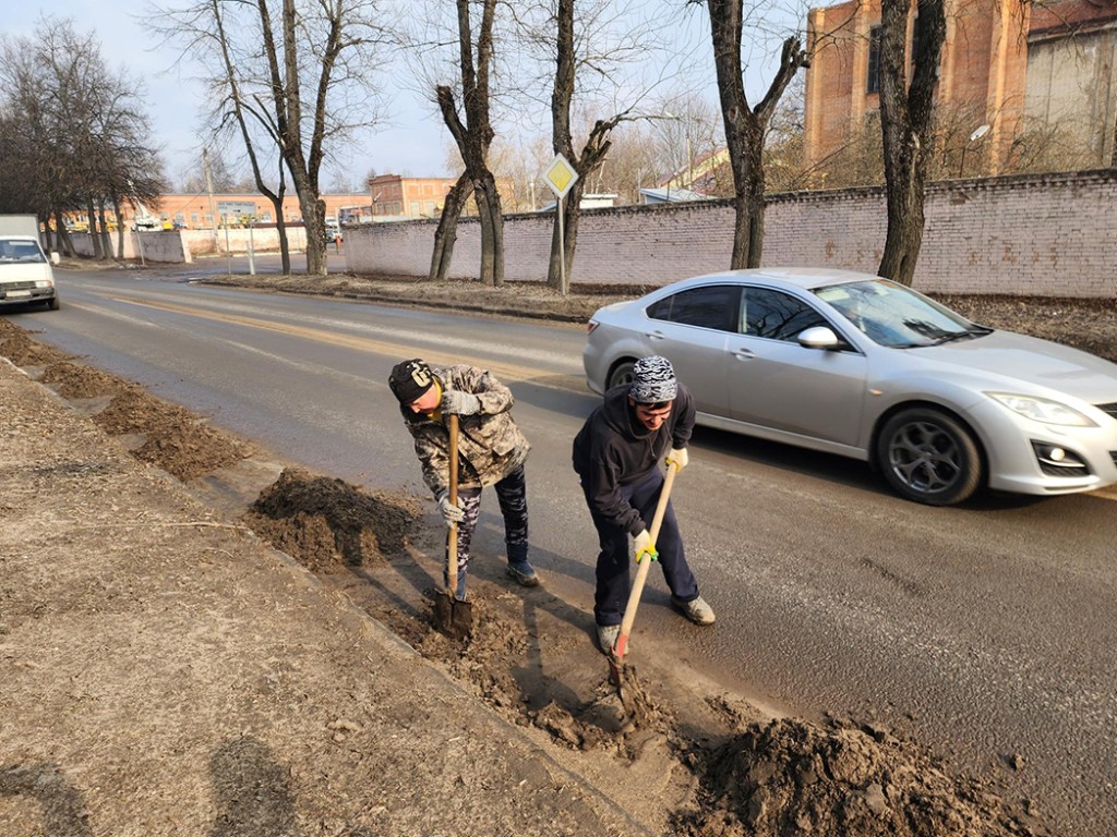 По три километра смета в день убирают коммунальщики с обочин Красноармейска