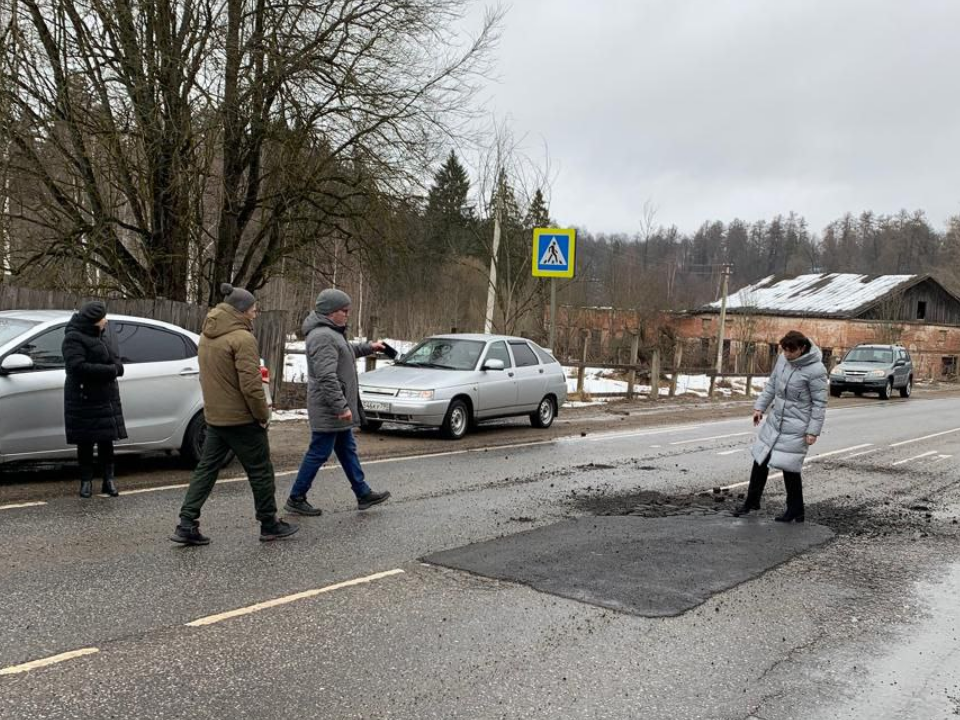 Выбоины на дороге в районе Поречья залатают до 10 марта
