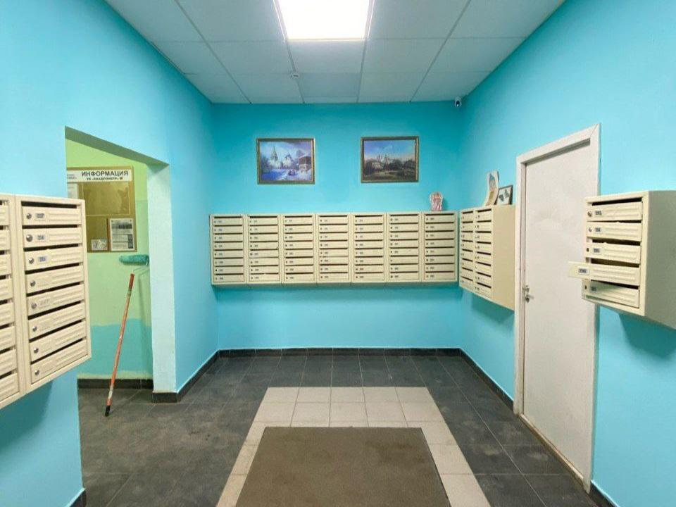 Мусорки в домах Подмосковья избавили от хлама, а подъезды отремонтировали