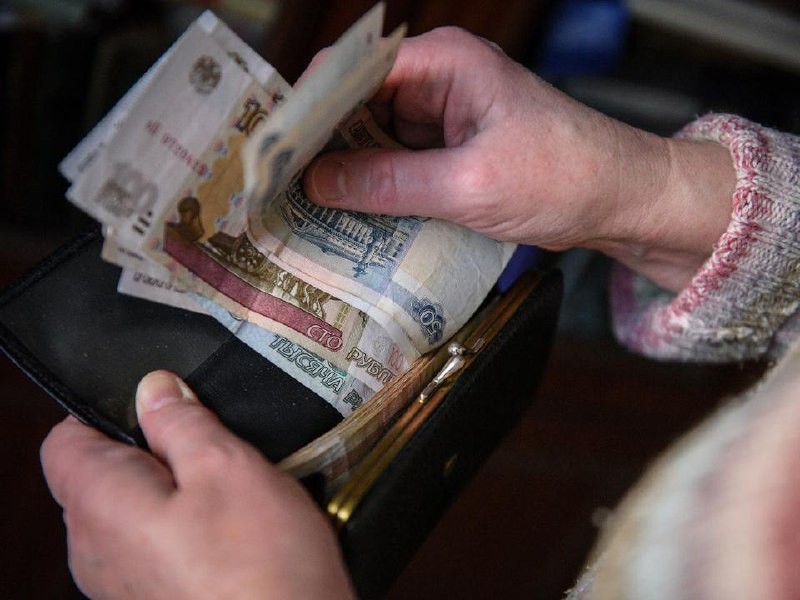 Работающие пенсионеры могут получить оклад при увольнении