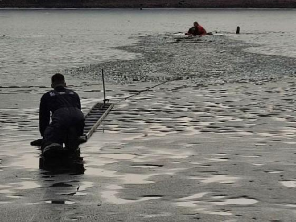 На Москве-реке в Люберцах спасатели вытащили рыбака из ледяной воды