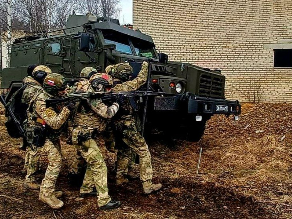 СОБР «Булат» взял штурмом здание с условными нарушителями