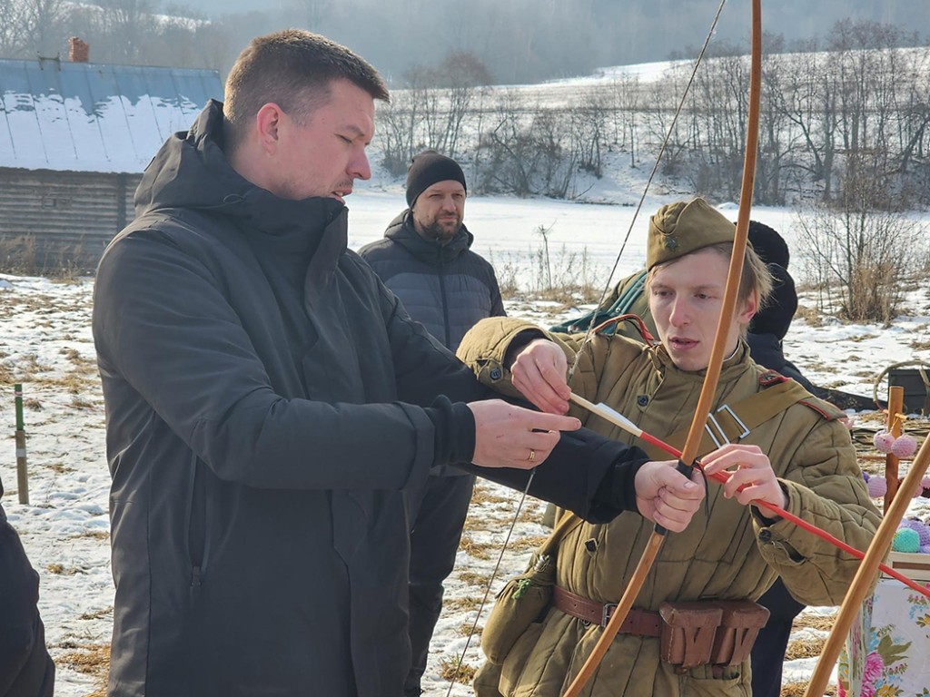 На Масленице в деревне Мураново катаются на собаках и стреляют из лука