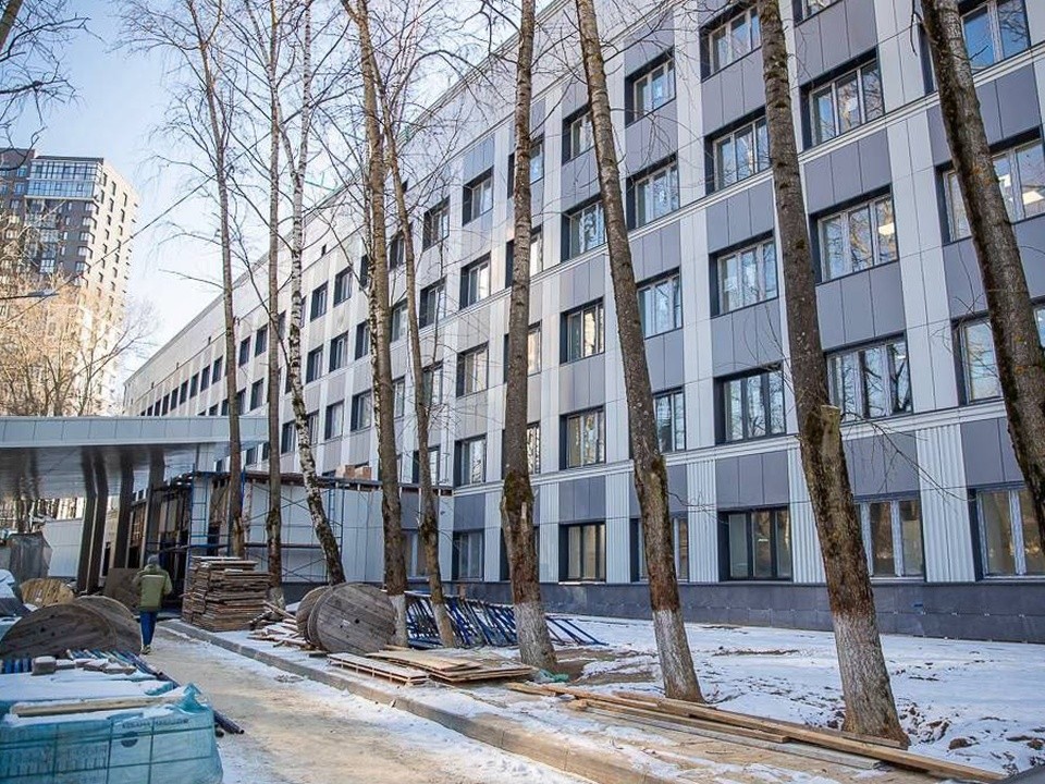 В хирургическом корпусе на Маршала Бирюзова строители завершают фасадные работы